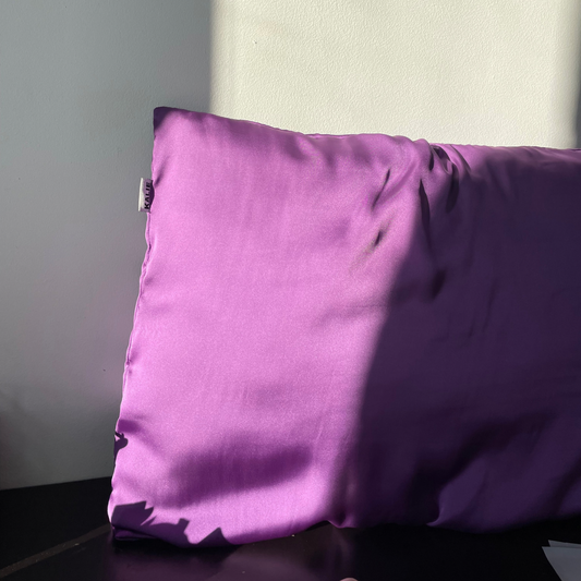 taie d'oreiller rectangle en satin de soie 100% murier couleur violet très doux et soyeux pour prendre soin de ses cheveux : lisses, bouclés, ondulés, frisés et crépus 