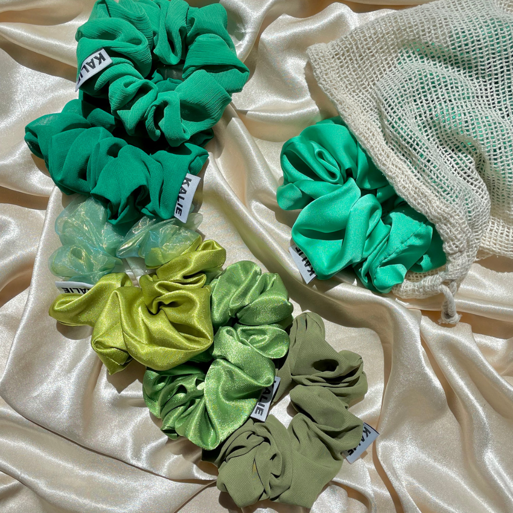 nuance chouchou de couleur vert en diférent tissu, scrunchie en satin de soie 