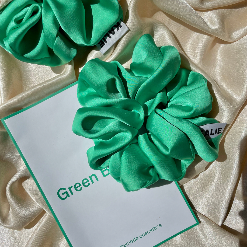 Chouchou silk de couleur vert menthe, scrunchie pour l'été en satin de soie 100%, soie de murier vert clair flashy summer